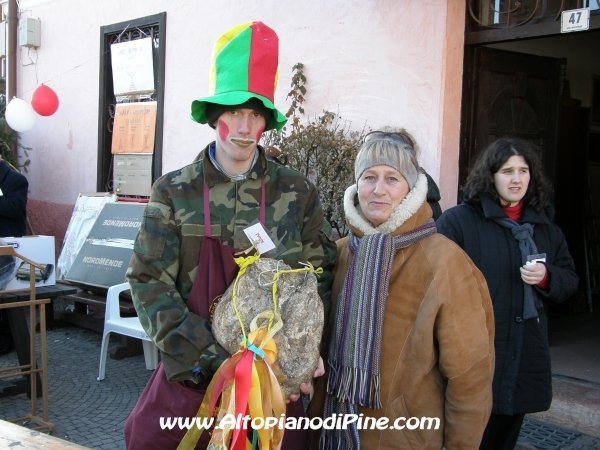 La vincitrice del numero di caramelle nel funghetto - Sagra di Santa Giuliana 2009