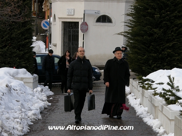 L'arrivo dell'Arcivescovo Bressan in chiesa 