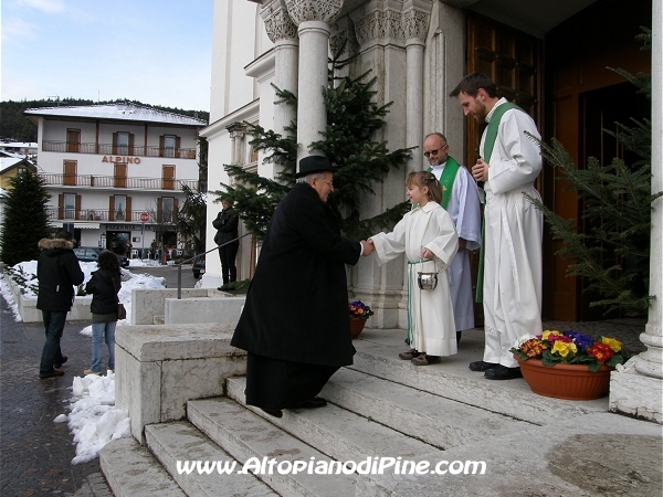 Il benvenuto da parte della chirichetta Anna, del parroco don Stefano Volani e del diacono Gabriele Bernardi