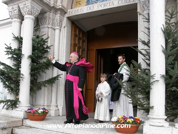 La benedizione dell'Arcivescovo di Trento mons. Bressan 