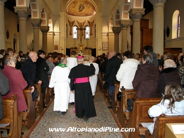 L'ingresso in chiesa accolto dalla gente e dai parroci di Piné 