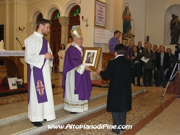 Viene donato all'Arcivescovo un quadro raffigurante la Madonna di Piné 