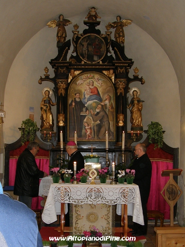 Il capofrazione, l'Arcivescovo e don Stefano Volani parroco di Baselga - foto Giorgio
