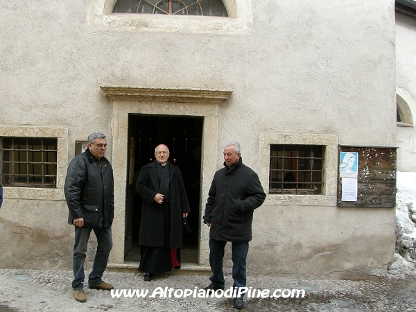 Rappresentanti dell'ASUC di Tressilla assieme all'Arcivescovo - foto Giorgio