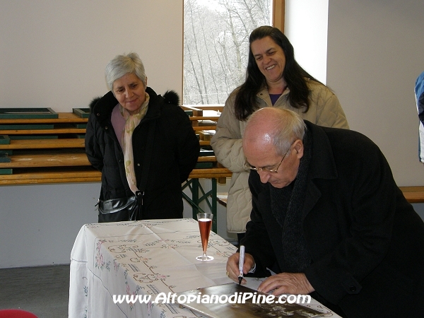 L'Arcivescovo firma una foto di Tressilla - foto Giorgio