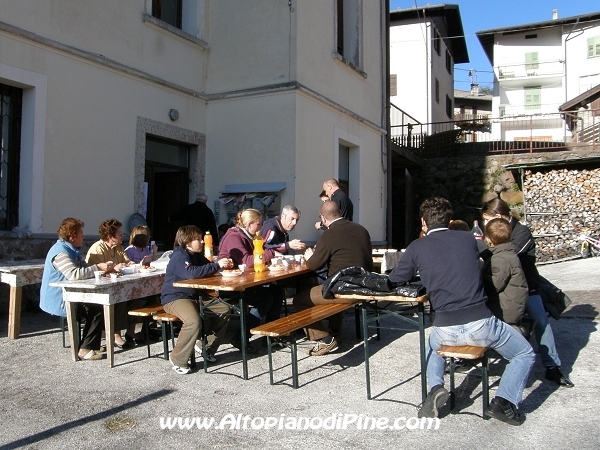 Vigo - Castagnata 2009: alcune persone all'aperto