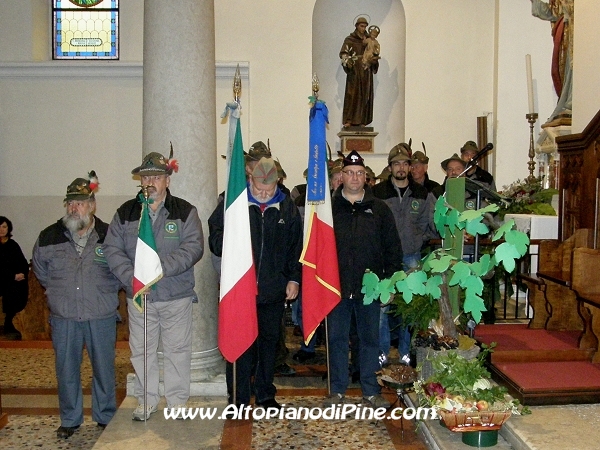 Alpini ed altri rappresentanti presenti alla S. Messa