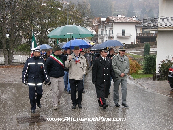 Rappresentanti delle forze d'ordine assieme al Sindaco e al Presidente del Consiglio Comunale