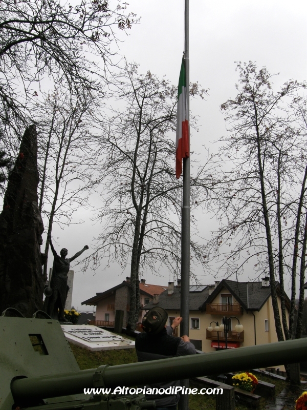 Alzabandiera in onore dei caduti