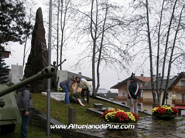 Deposizione di una corona al Monumento ai Caduti