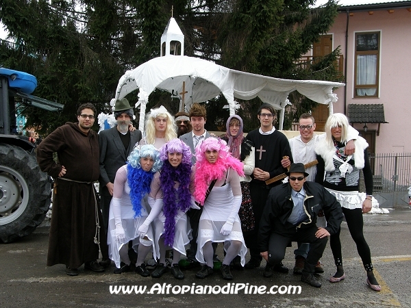 Pineé - Carnevale 2010 - i due sposini, le damigelle, gli invitati e il celebrante