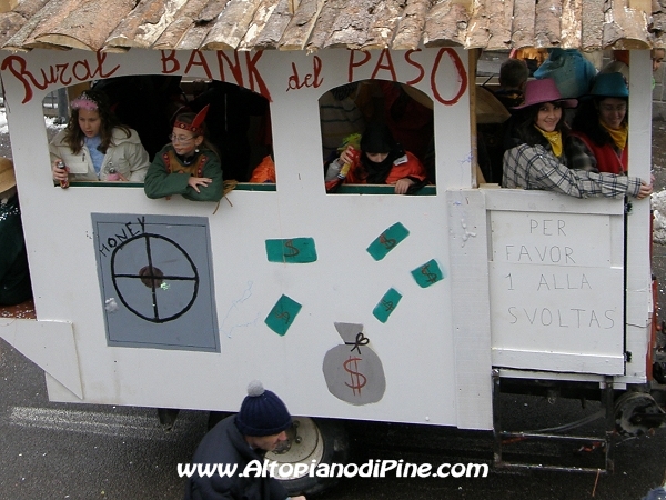 Pineé - Carnevale 2010 - carro Western