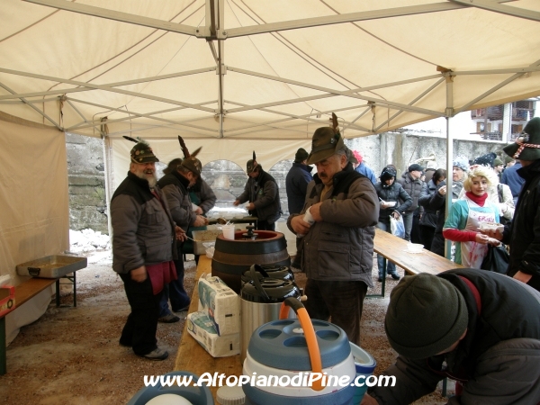 Pineé - Carnevale 2010 - gli Alpini, niente maschera ma sempre pronti al lavoro