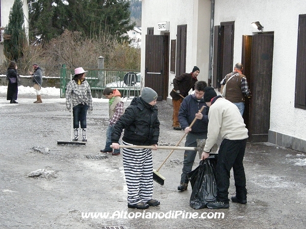 Pineé - Carnevale 2010 - finita la festa la pulizia del piazzale