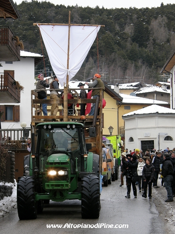 Pineé - Carnevale 2010 - partenza della sfilata 
