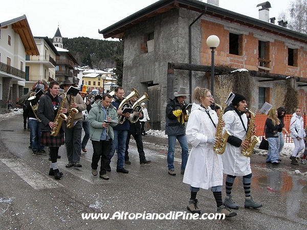 Pineé - Carnevale 2010 - alcuni  componenti del Gruppo Bandistico Folk Pinetano 