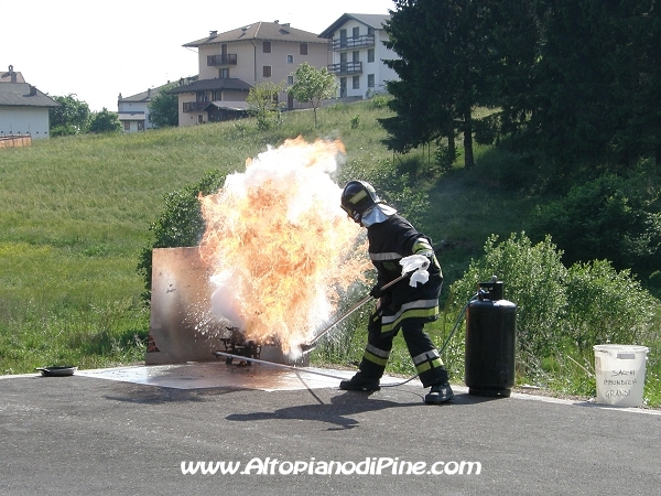Pentola d'olio incendiata - ecco cosa succede usando l'acqua