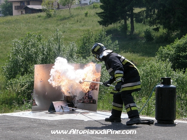 Pentola d'olio incendiata - ecco cosa succede usando l'acqua