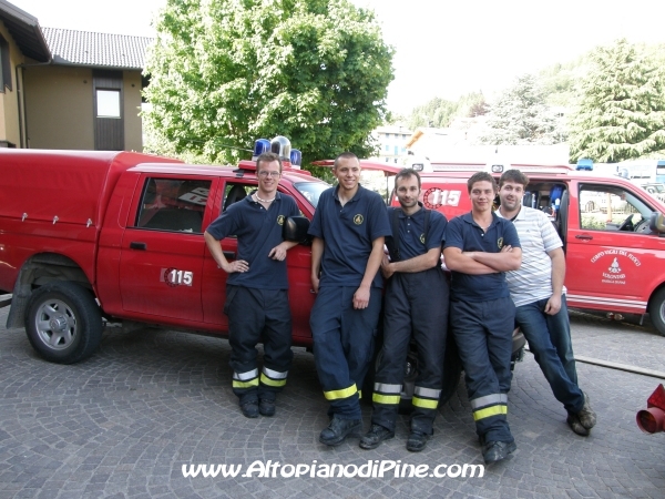 Alcuni dei volontari durante l'apertura della caserma