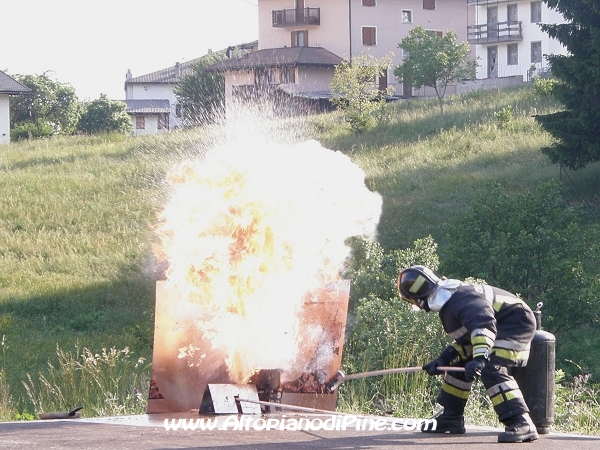 Pentola d'olio incendiata - ecco cosa succede usando l'acqua