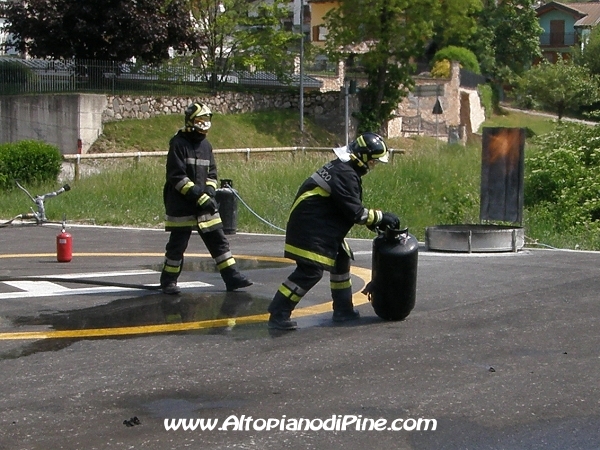Bombola di gas incendiata - si spegne chiudendo il rubinetto