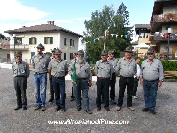 Gli Alpini che attendono l'arrivo dell'Arcivecovo - Festa della Comunitá S. Maria Assunta 2010