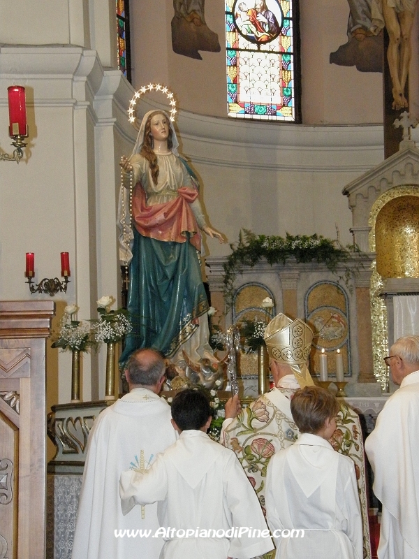 Un momento di preghiera davanti alla statua di S. Maria Assunta