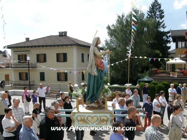 La processione religiosa nel pomeriggio per le vie di Baselga di Pine'
