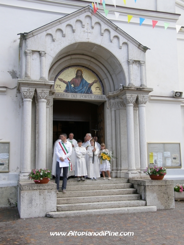 L'assessore comunale Giuliano Avi e i sacerdoti in attesa dell'Arcivescovo Bressan