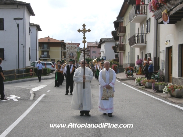 La croce che guida la processione religiosa - Festa della Comunitá S. Maria Assunta - Baselga di Pine'