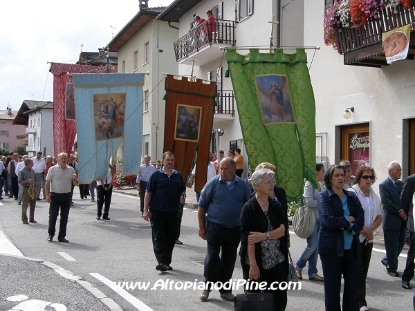 Gli stendardi con i santi - Festa della Comunitá S. Maria Assunta 2010 - Baselga di Pine'