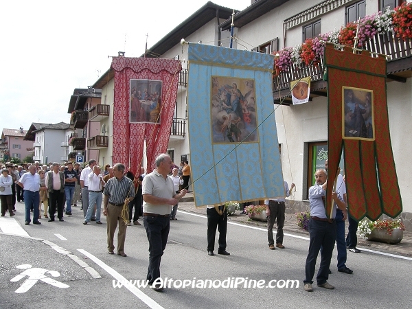 Gli stendardi con i santi - Festa della Comunitá S. Maria Assunta 2010 - Baselga di Pine'