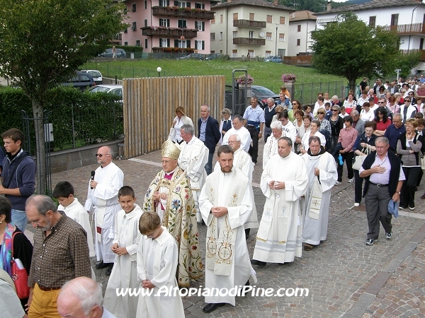 L'arcivescovo di Trento Mons. Bressan assieme ai sacerdoti - Festa della Comunitá S. Maria Assunta