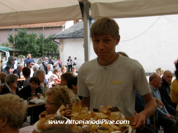 Uno dei giovani volontari al lavoro alla festa della Comunitá S. Maria Assunta 2010 - Baselga di Pine'