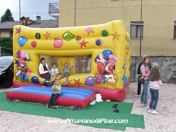 Gonfiabile per i bambini - Festa della Comunitá S. Maria Assunta 2010 - Baselga di Pine'