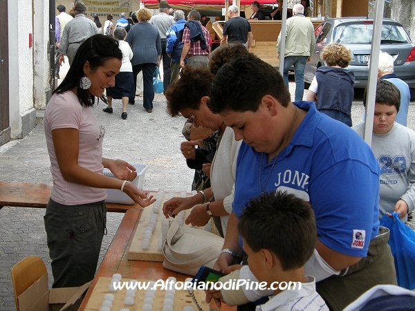 Gioco dei tappi - Festa della Comunitá S. Maria Assunta 2010 - Baselga di Pine'