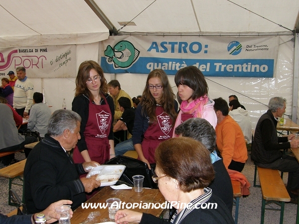 Giovani volontarie al lavoro alla festa della Comunitá S. Maria Assunta 2010 - Baselga di Pine'