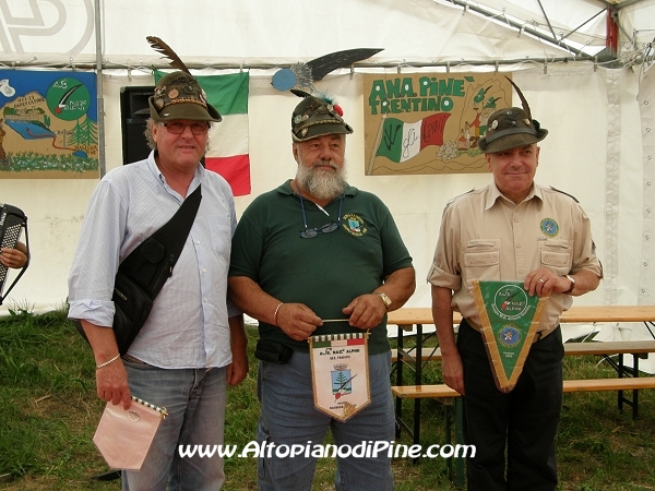 Scambio dei gagliardetti tra i gruppi - Festa Alpina Baselga di Piné 