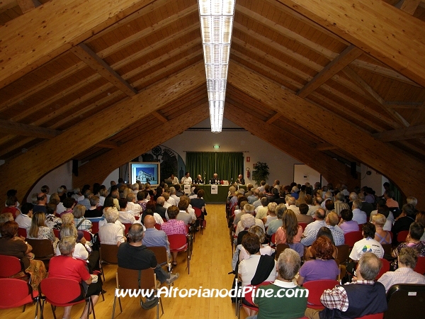 La numerosa gente presente alla presentazione del libro La Chiesa Nuova di Baselga di Pine'