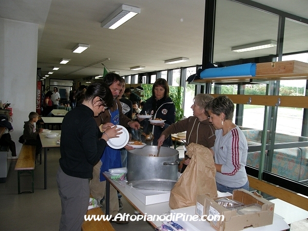 Broomball 2010 - distribuzione della pasta agli atleti