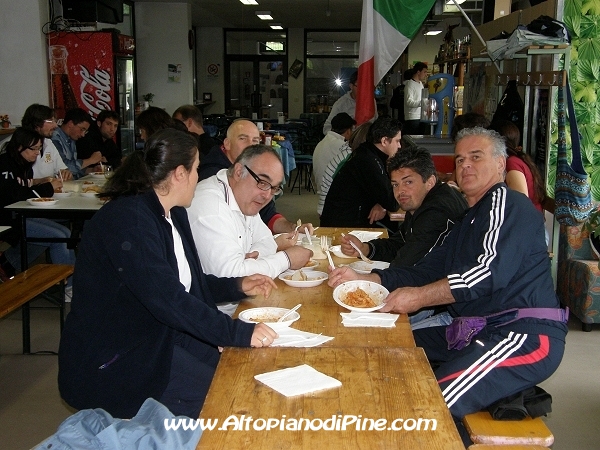 Broomball 2010 - pastasciutta al termine delle gare