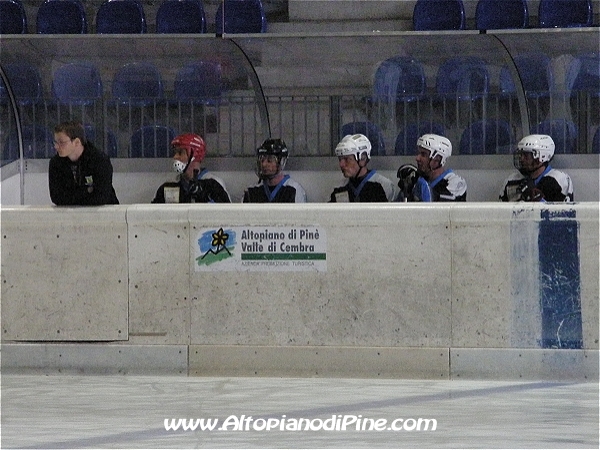 Broomball 2010 - atleti in panchina pronti a dare il cambio