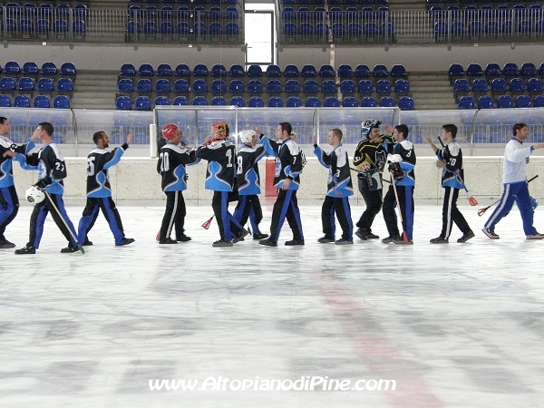 Broomball 2010 - saluto finale delle squadre in campo