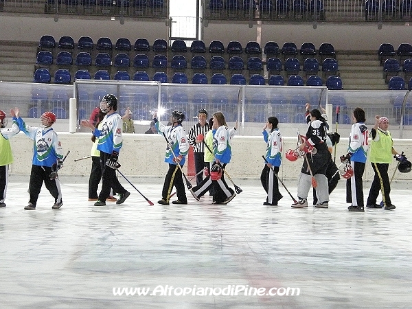 Broomball 2010 - saluto finale tra le squadre