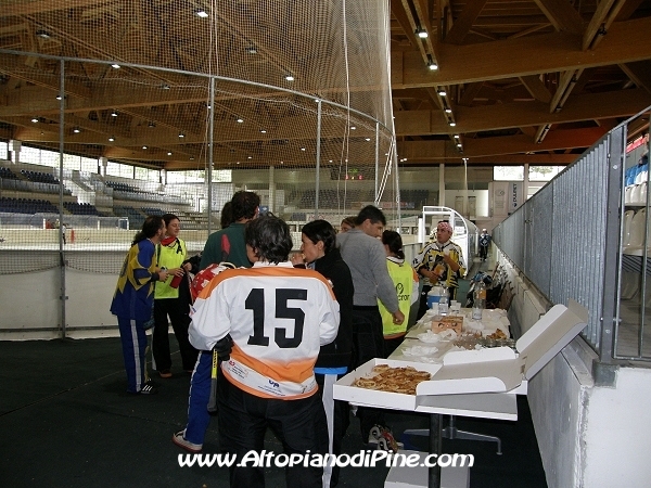 Broomball 2010 - uno spuntino a fine partita