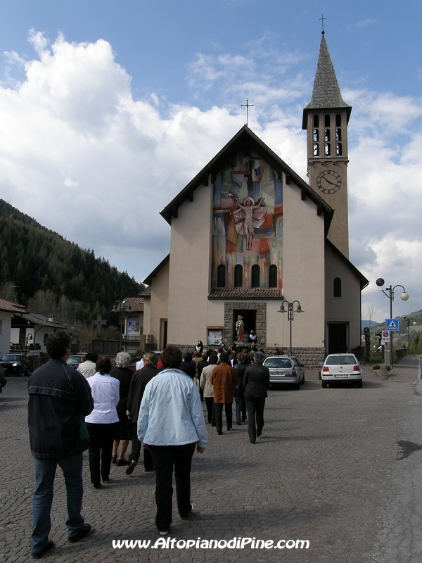 Ritorno nella chiesa di Brusago per il bacio della reliquia