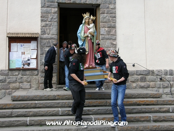 La partenza della processione con la Madonna del Buon Consiglio