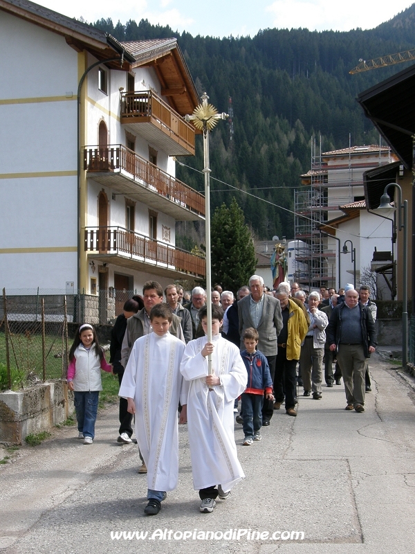 La croce che guida la processione religiosa