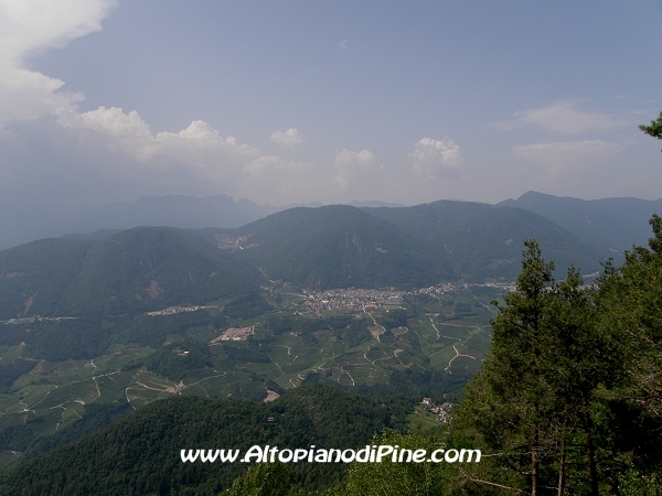 Panorama su parte della Valle di Cembra visto dalla Bellavista - Camminando con Evelin