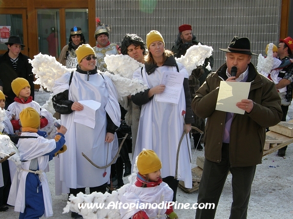 Carneval Bedolero 2010 - il Sindaco di Bedollo impegnato in una dichiarazione d'amore